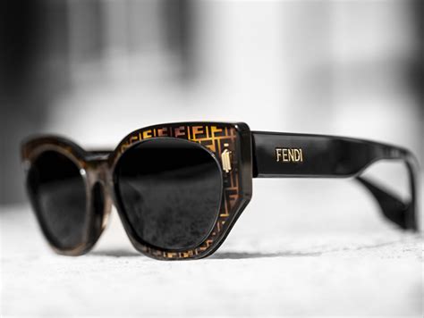 fendi occhiali distribuzione|Thelios firma con Fendi per le collezioni di occhiali.